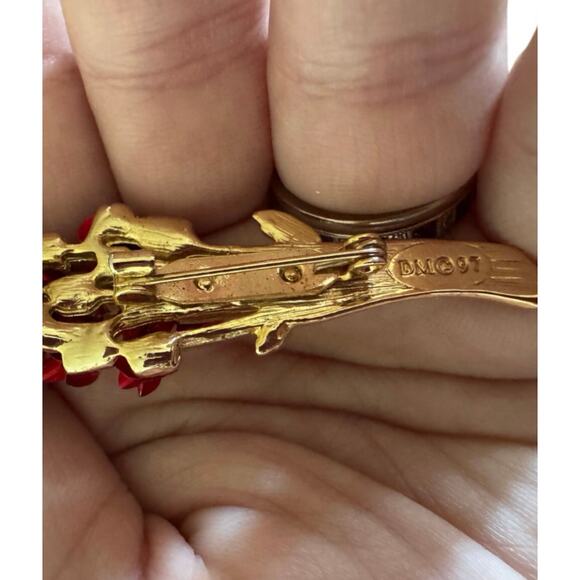 A Dozen Red Roses Vintage Gold Tone Brooch Signed - Picture 3 of 3